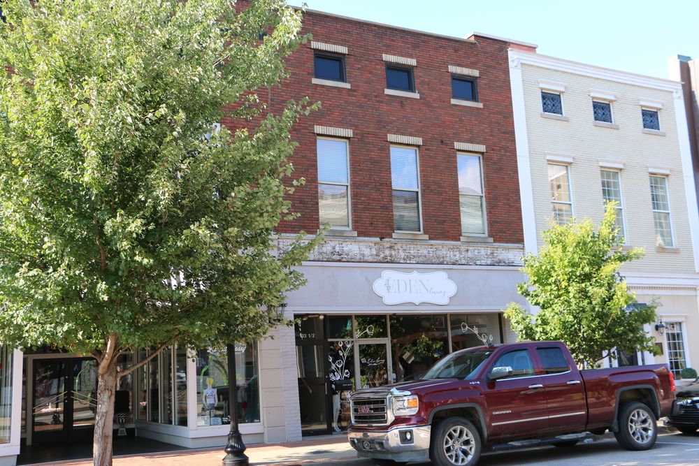 Downtown Street Retail and 2nd Floor Professional Office: 123 W 2nd St, Owensboro, KY 42303